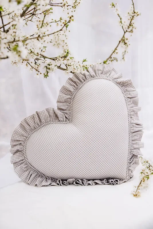 “beige ” Heart Pillow With Checkered Frill