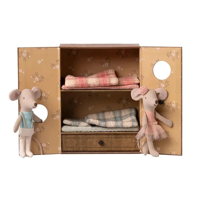 Ballet mice in Dance Studio, Little brother & sister