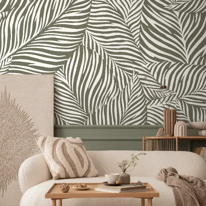 Botanical Wallpaper With A Bold Palm Frond Motif In Green And White – C118