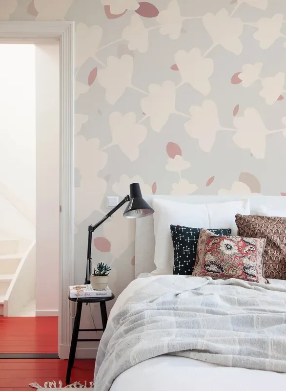 Botanical Wallpaper With Stylized Leaf Silhouettes In Gray, Pink, And Beige – X064