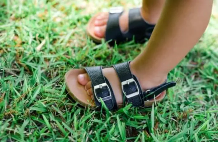 Brooklyn Footbed Sandals – Black