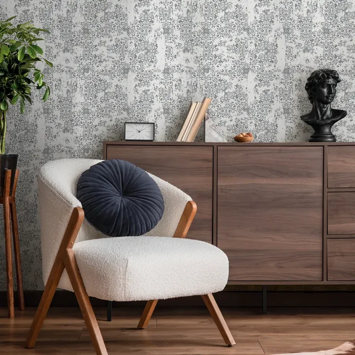 Classic Wallpaper With A Distressed Damask Motif In Gray And Light Gray – C157