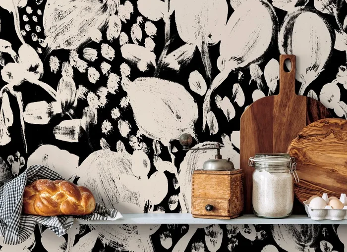Floral Wallpaper With Abstract Brushstroke Blooms In Black And Beige – X188