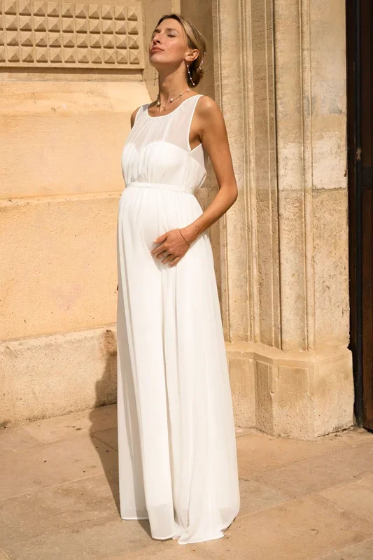 Maternity bridal gown in chiffon with sweetheart neckline